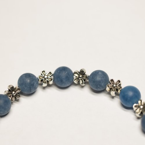 Blauer Kunststein matt 8 mm mit Blumen Elementen Armband