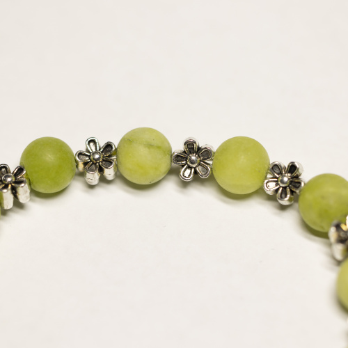 Burmesische Jade Armand  8 mm matt mit Blumenelementen