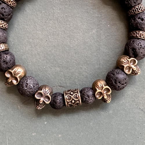 Lavastein mit Totenköpfen Bronze 10 mm