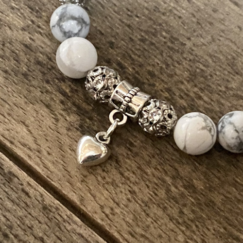 Künstliches Howlith Armband 8 mm mit Herz Anhänger