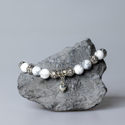 Künstliches Howlith Armband 8 mm mit Herz Anhänger