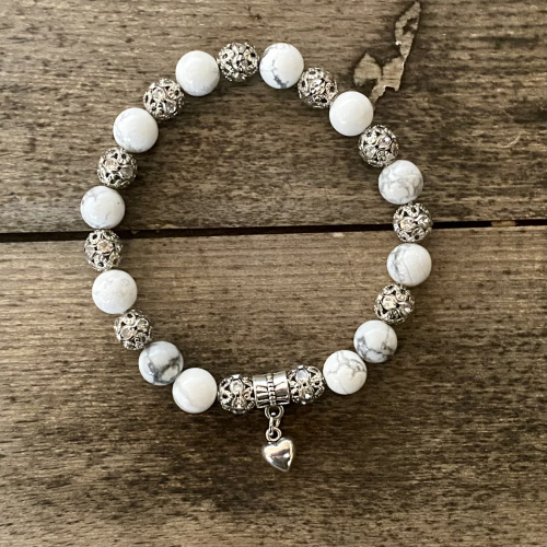 Künstliches Howlith Armband 8 mm mit Herz Anhänger